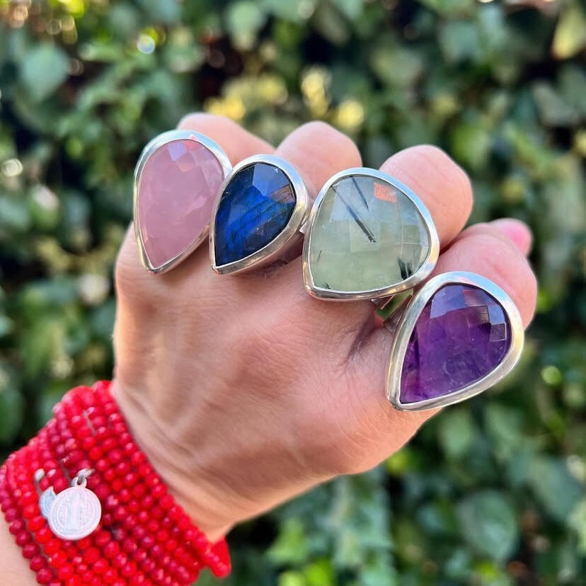 Maravillosos anillos de plata con soñadas piedras facetadas.