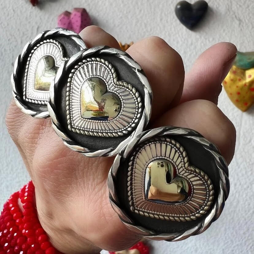 Anillo XL corazón con rayos, conbinado con detalle bronce.