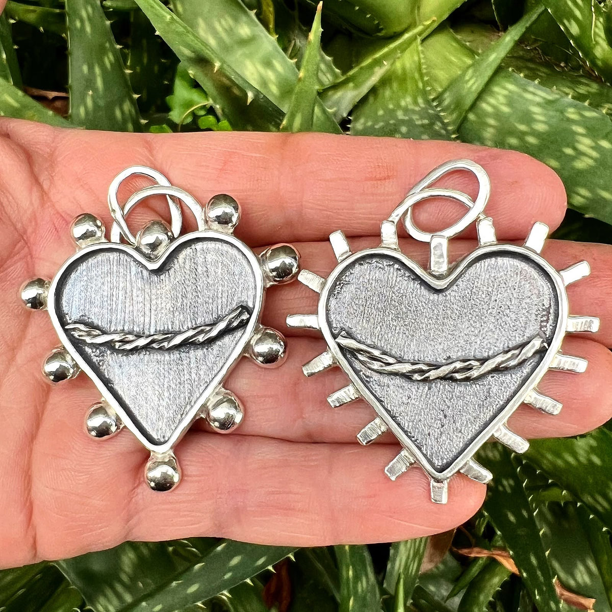 Dije de Corazón Sagrado con pelotitas