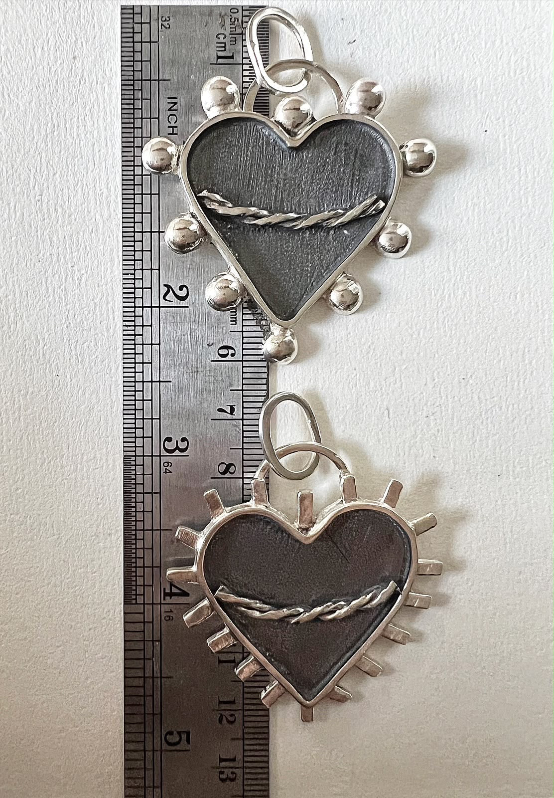 Dije de Corazón Sagrado con pelotitas