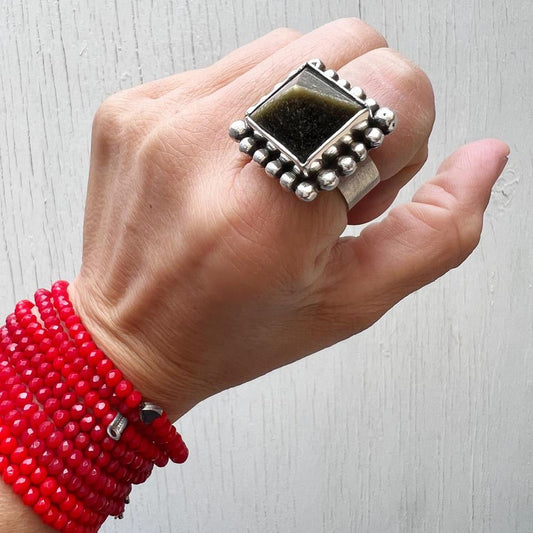 Anillo Pirámide Obsidiana Dorada