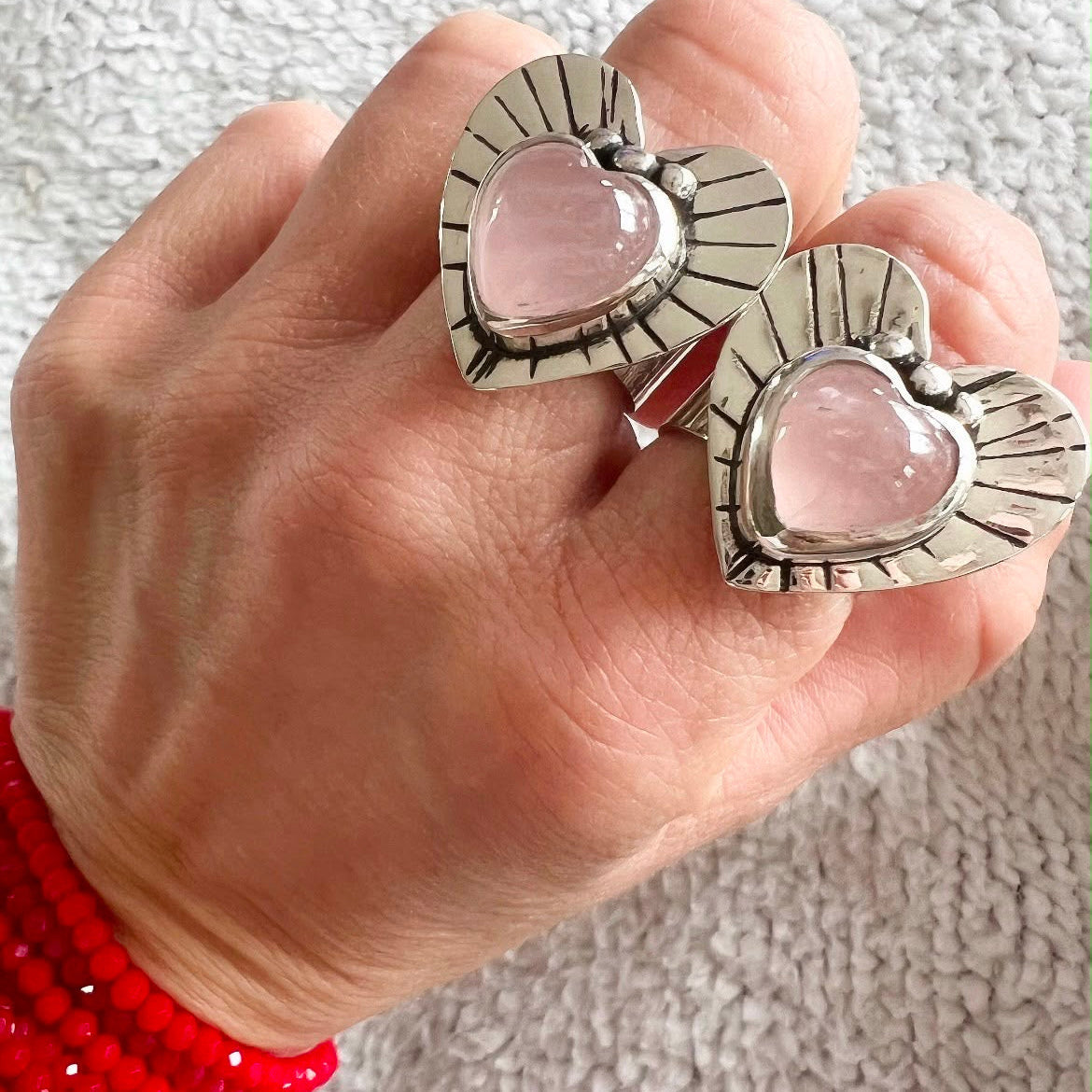 Anillos corazón con rayos. 