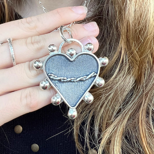 Dije de Corazón Sagrado con pelotitas