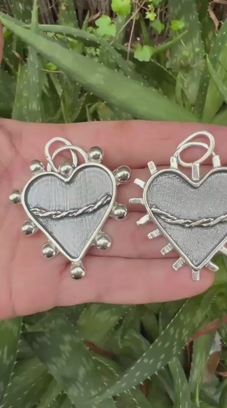 Dije de Corazón Sagrado con pelotitas